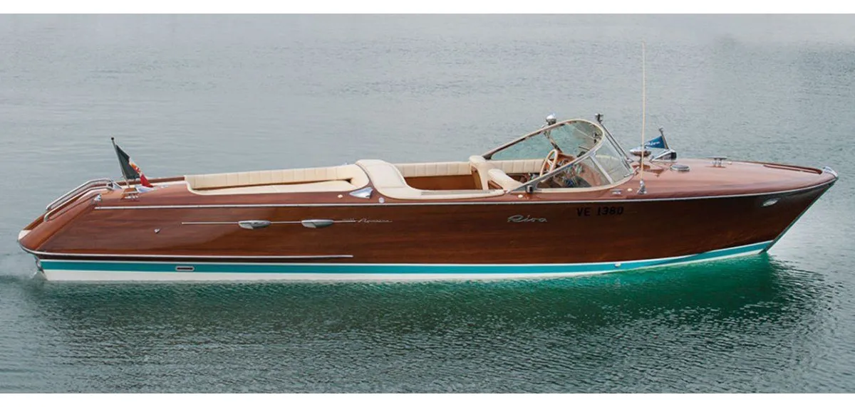 Riva Ariston 1964 года в профиль на воде, классический деревянный корпус