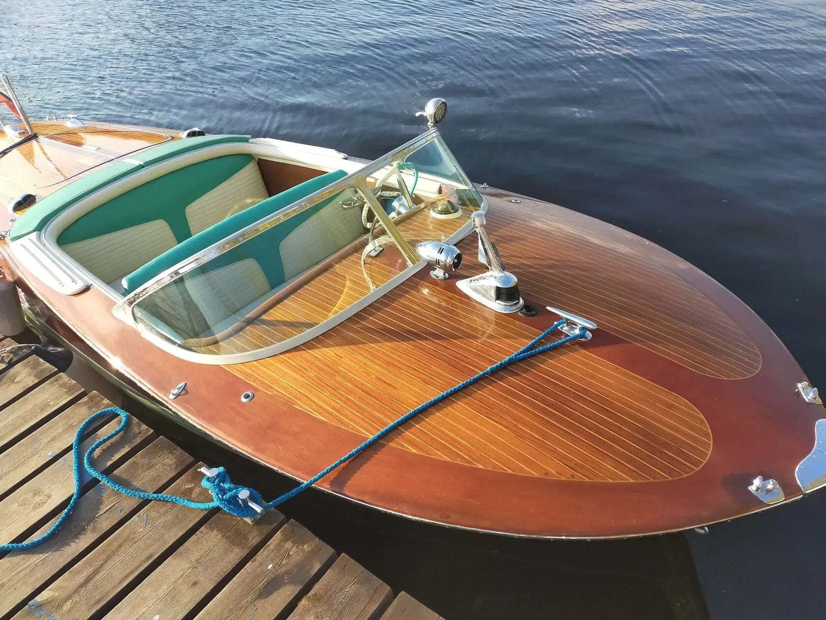 Riva Ariston 1964 у причала Пироговского водохранилища на закате — лак красного дерева играет золотом